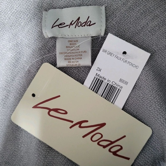 535. Elegant Gray Poncho with Faux Fur Trim - Picture 4 of 5